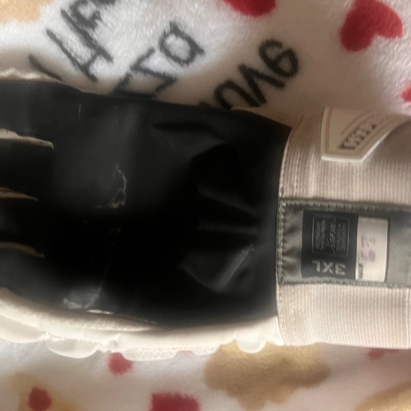 University of Florida player, exclusive football gloves - Picture 3 of 5